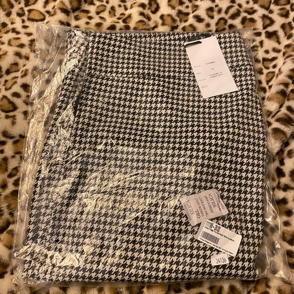 Unique Vintage Rizzo Houndstooth Cigarette Pants, size 3X - Picture 2 of 5